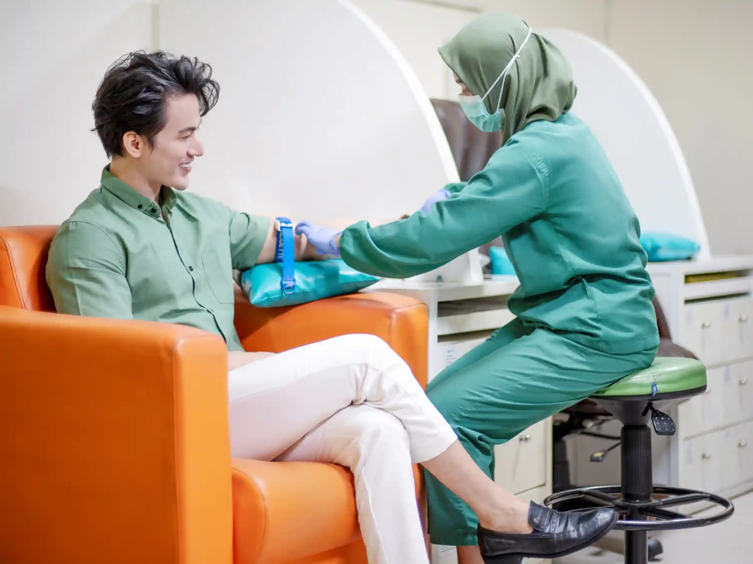 Pasien berkonsultasi sambil cek tensi di klinik - ilustrasi pencegahan hipertensi