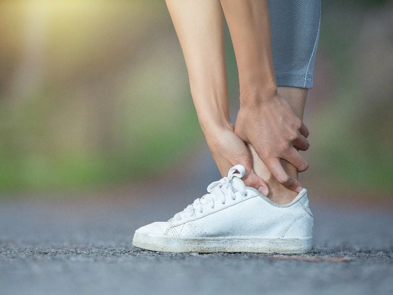 kaki bengkak saat perjalanan jauh