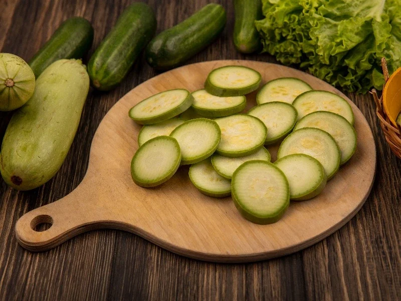Perbandingan timun dan zukini sebagai sayuran rendah kalori untuk mengurangi lemak badan