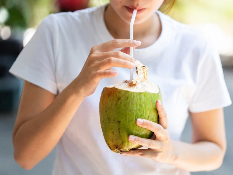 manfaat rutin minum air kelapa untuk kesehatan tubuh
