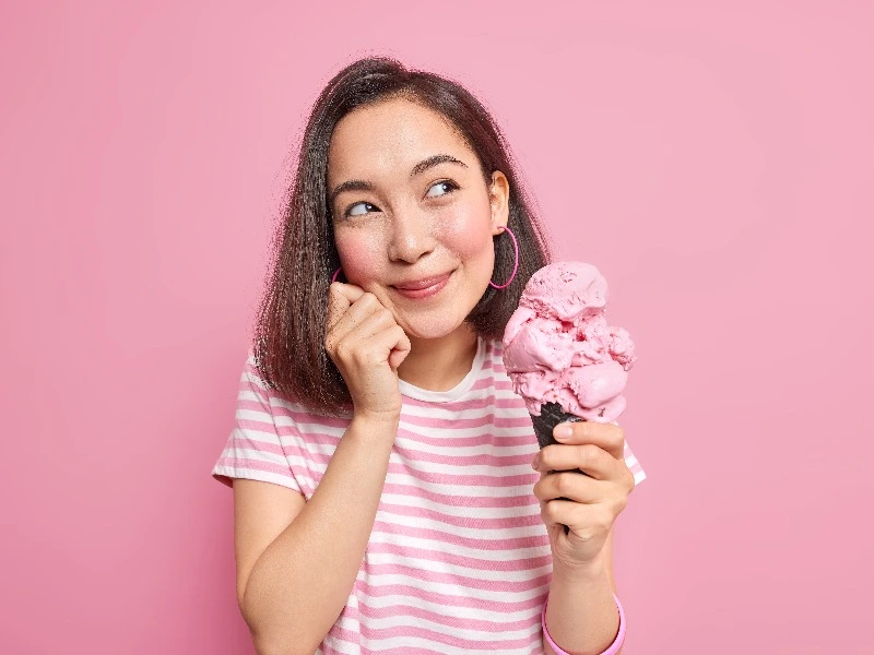 seseorang mengalami brain freeze saat makan es krim dingin