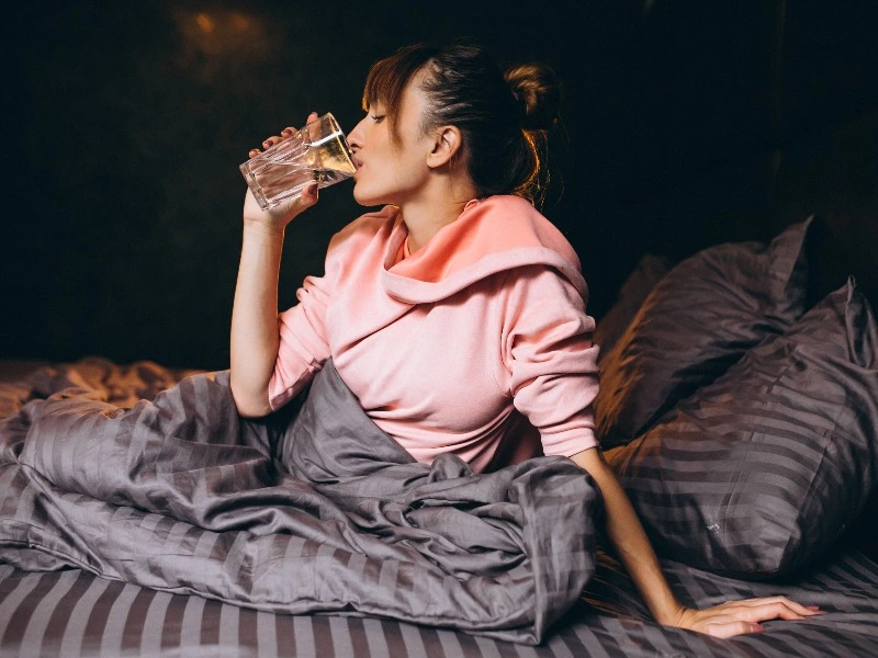 Apakah minum air di tengah malam berbahaya bagi ginjal? Simak penjelasan medis mengenai fakta minum air sebelum tidur dan kesehatan ginjal.
